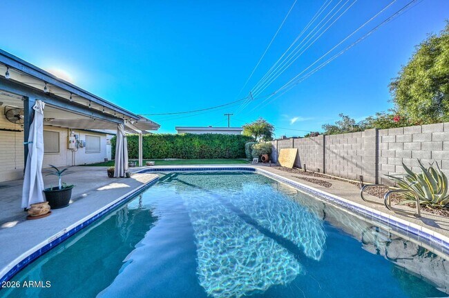 Building Photo - 6816 E Coronado Rd