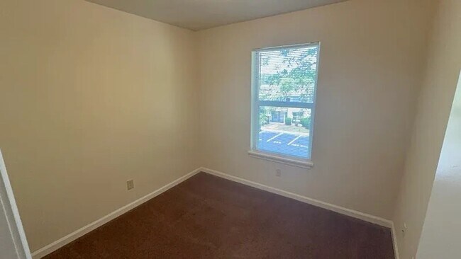 Building Photo - 4 Bed/2 1/2 Bath Bus Line Reserved Parking