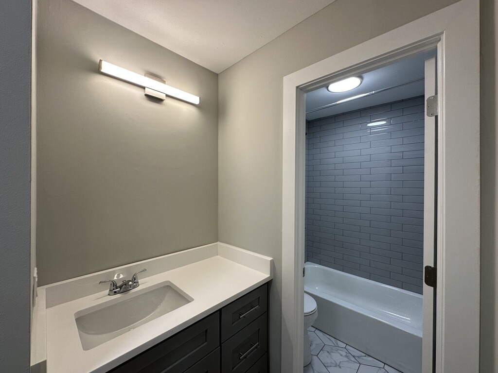 Building Photo - 1214 N La Salle Dr