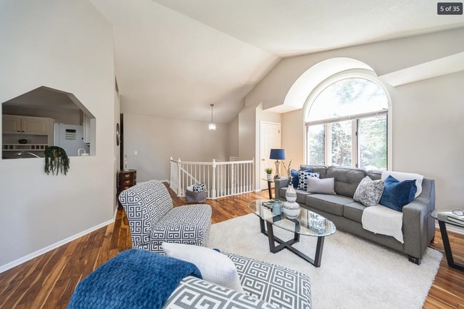 Building Photo - Desirable Clive Home with Easy Metro Access