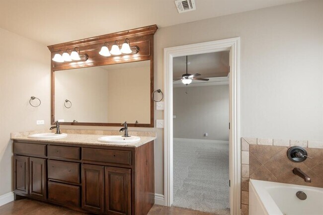 Building Photo - 2124 Newbrook Dr