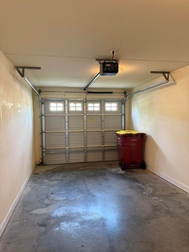 Building Photo - 764 Majestic Dr