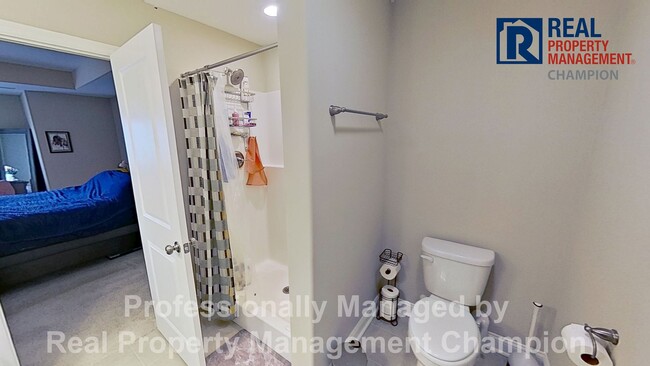 Building Photo - Like New Home with Open Layout and Spaciou...