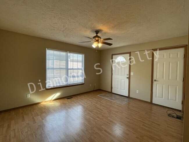 Building Photo - Cute 2 Bed Duplex Available Now - 2 bed, 2 bath, 1 car garage!