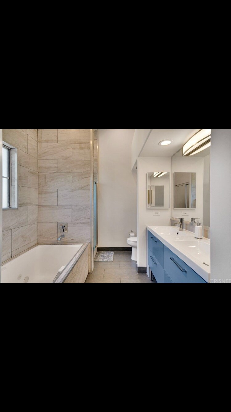 Building Photo - 2950 S Bentley Ave