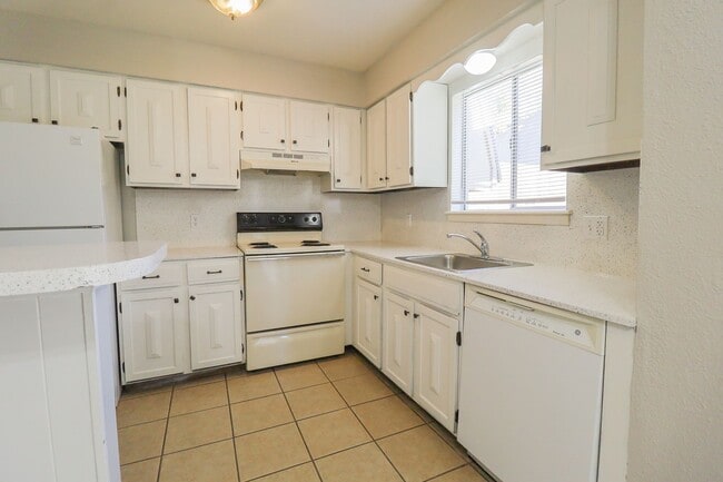 Building Photo - 2 Bed | 2 Bath in Central Tulsa!