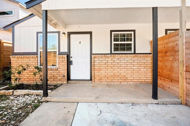 Building Photo - 1115 Brookswood Ave