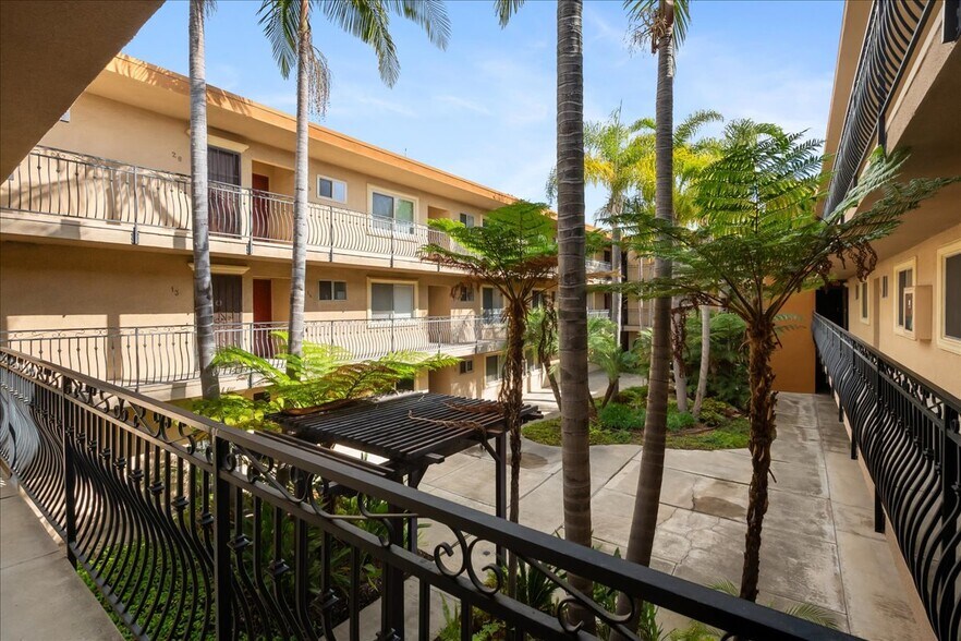 Building Photo - 7555 Linda Vista Rd