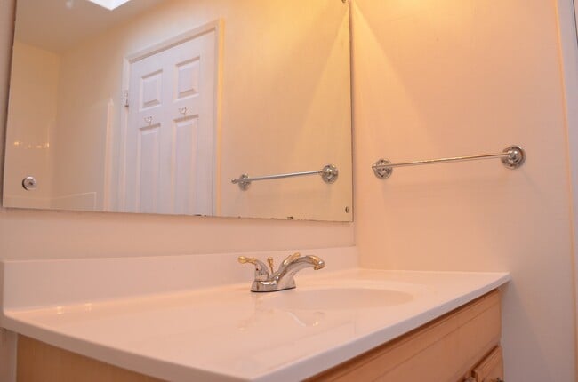 Building Photo - New Kitchen!! Beautiful family home w/extr...