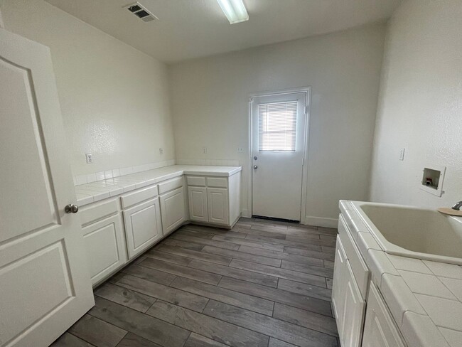 Building Photo - Victorville- Tanamera Home-  4 Bedrooms, 3...