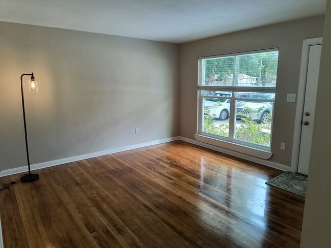 Building Photo - GORGEOUS REMODELED 3 BEDROOM 2 BATH