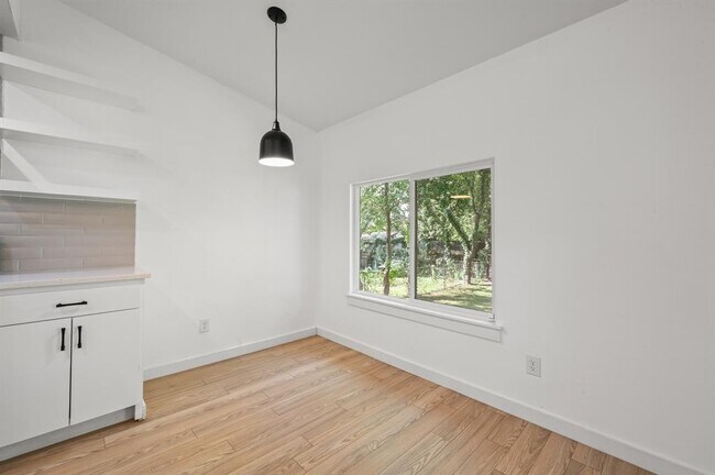Building Photo - 2313 Lakehurst Dr