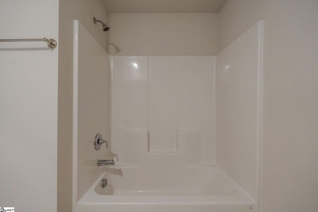 Building Photo - 14 Loebner Ln