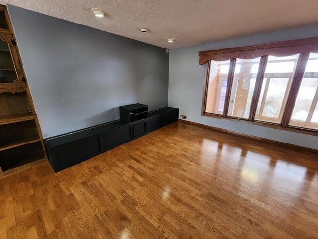 Building Photo - 2318 E Boulevard Ave