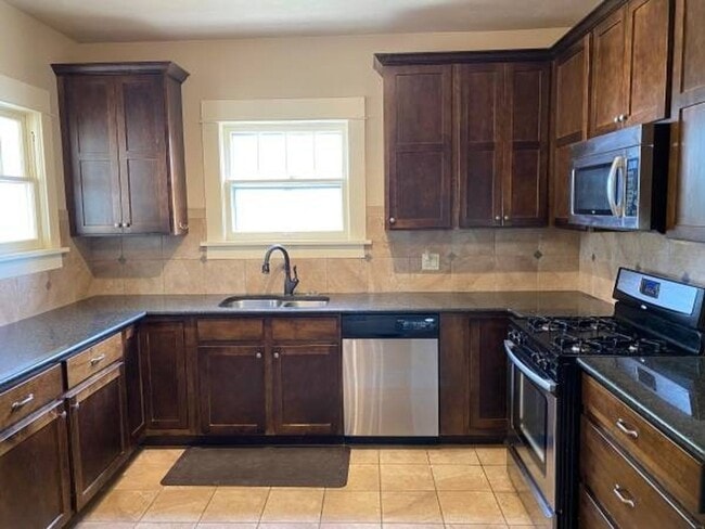 Building Photo - Amazing 3 bedroom home avail NOW