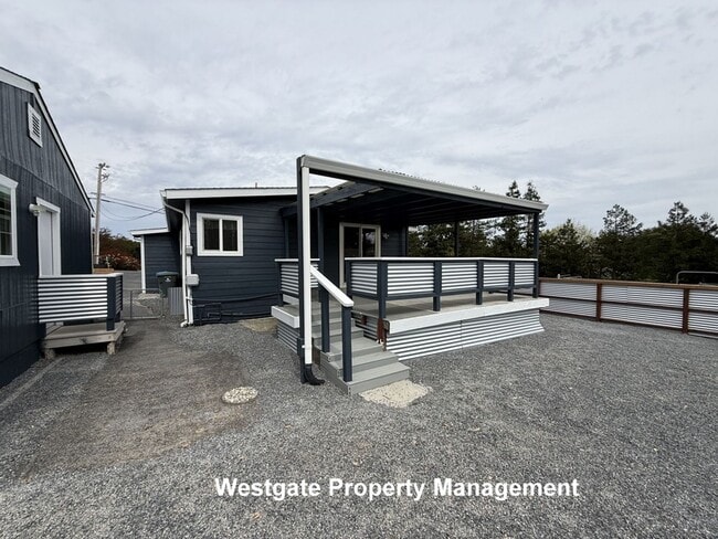 Building Photo - Beautiful Modern 2/2 Country Home - 985 Eastman Lane