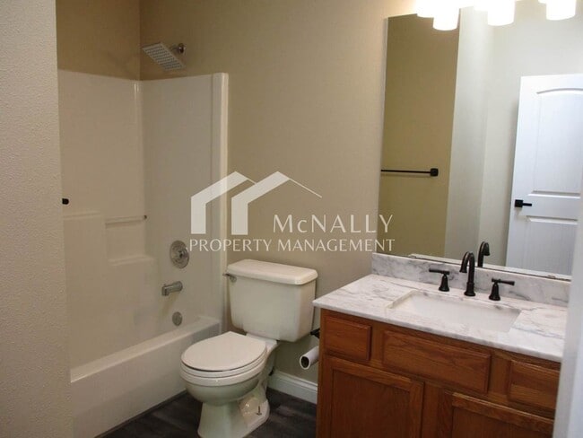 Building Photo - Beautiful 3 Bedroom, 1.75 Bathroom Welling...