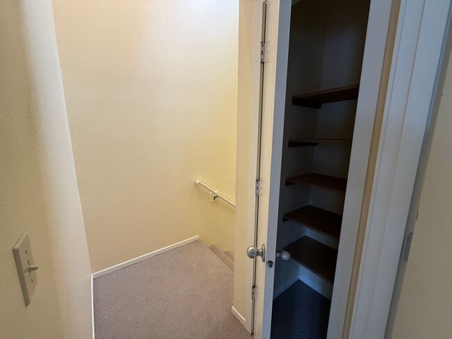 Building Photo - 2 Bed/2.5 Bath Townhome with Garage, Pool and Tennis Court