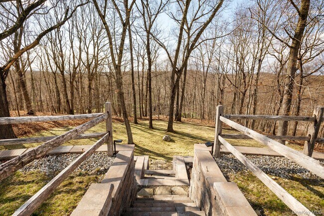 Building Photo - 105 Hardscrabble Lake Dr