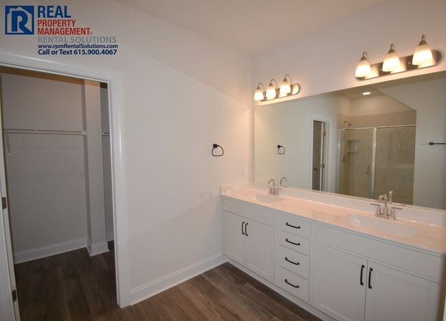 Building Photo - Gorgeous 4 bd home with attached garage! Neighborhood Pool!