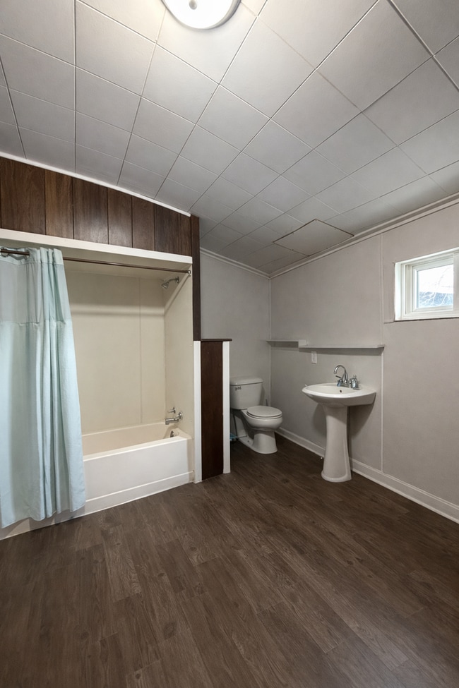 Building Photo - 110 E 4th Ave