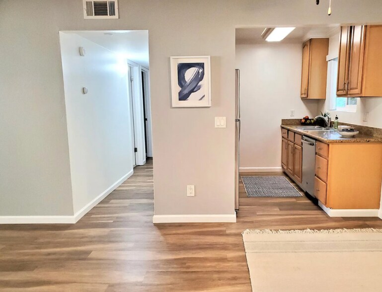 Building Photo - 121 Massol Ave