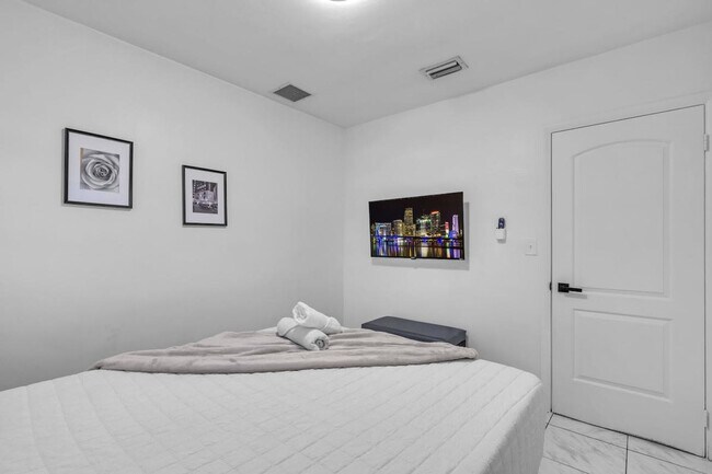 Building Photo - 18715 NW 10th Ct