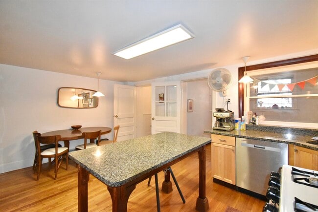 Building Photo - 214 8th St