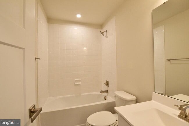 Building Photo - 30 Quebec Ct