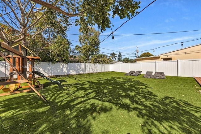 Building Photo - 5157 NE 6th Ave