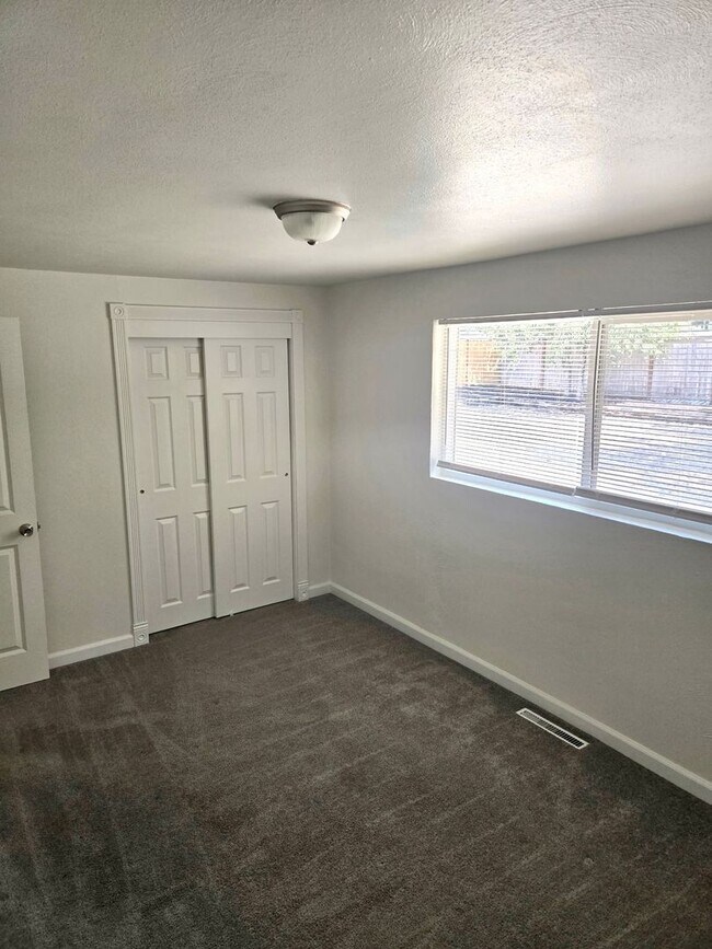 Building Photo - 3613 Grandview Dr W