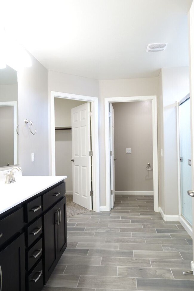 Building Photo - (Vail) Spacious 5 bedroom 3 bath house!