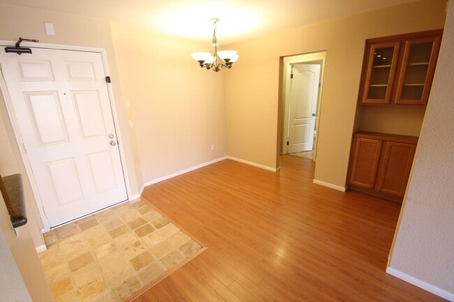 Building Photo - Delightful 2 Bedroom 2 Bath Condo in UTC