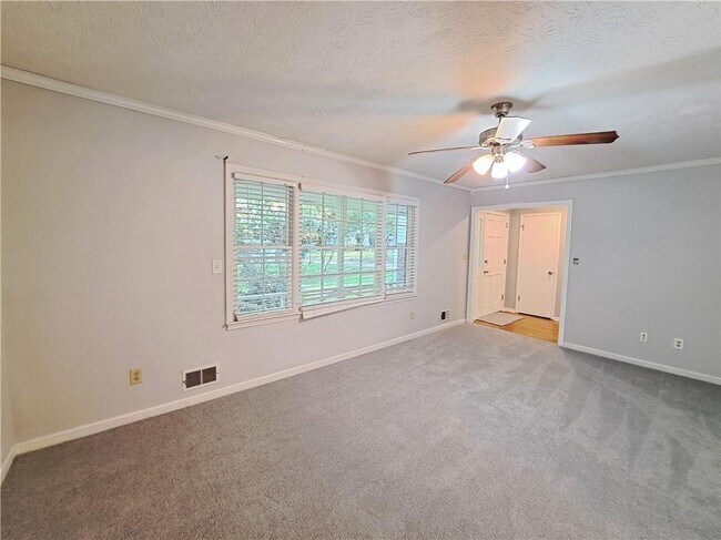 Building Photo - 844 Chandler Dr SW