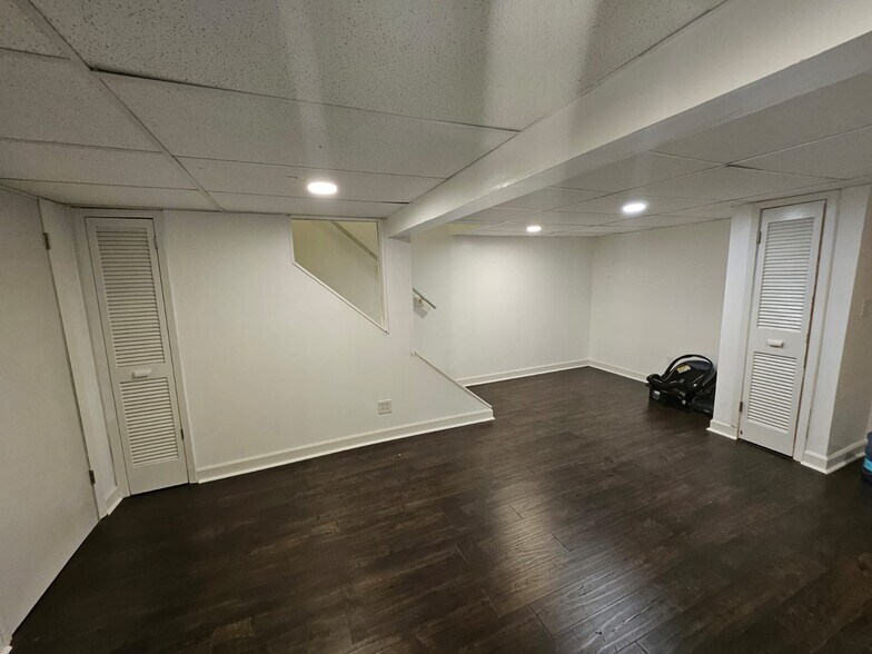 Building Photo - 1 Oak Tree Ct