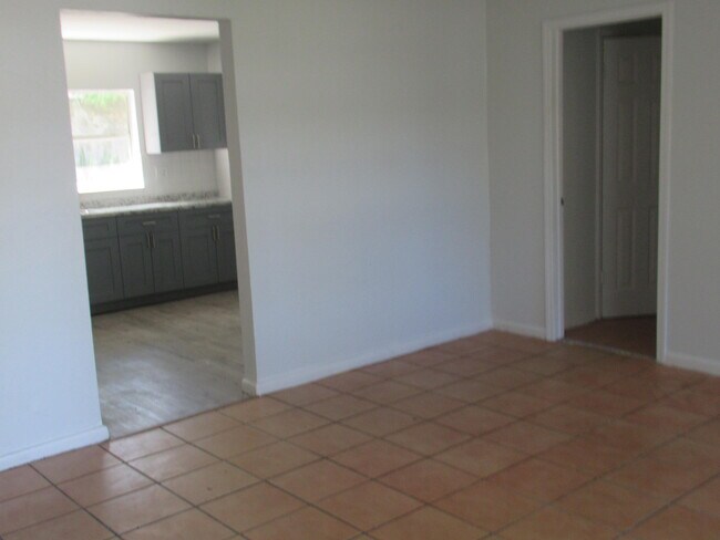 Building Photo - 1221 SW 11th Ave