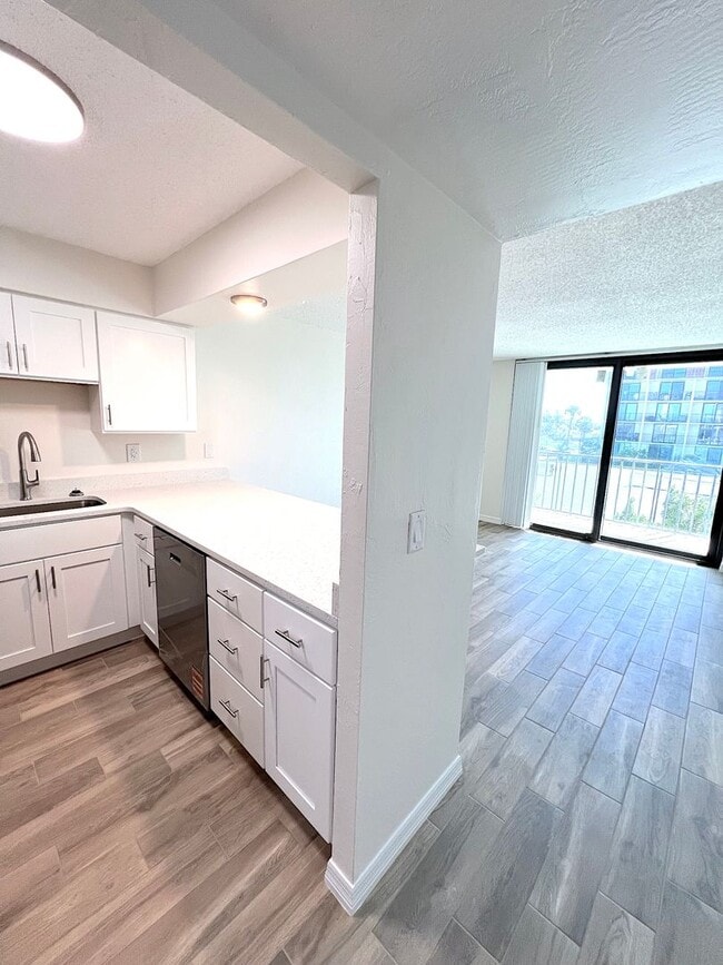 Building Photo - Updated 1 Bed 1 Bath Condo Across A1A from...