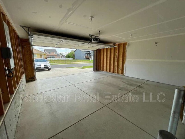Building Photo - 625 E Canterbury Ln