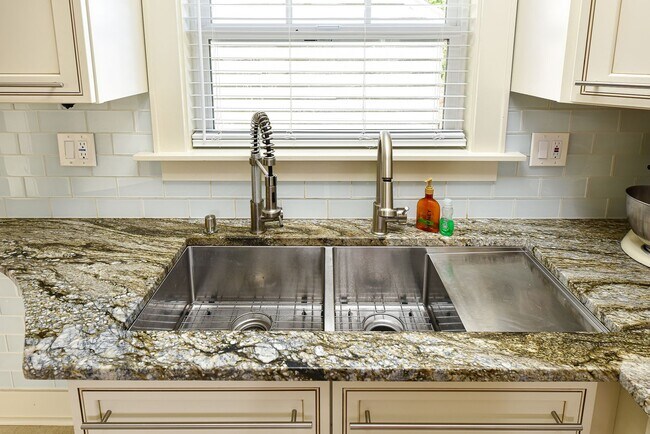 Building Photo - 4 Bedroom 2 Bathroom Home in Salem