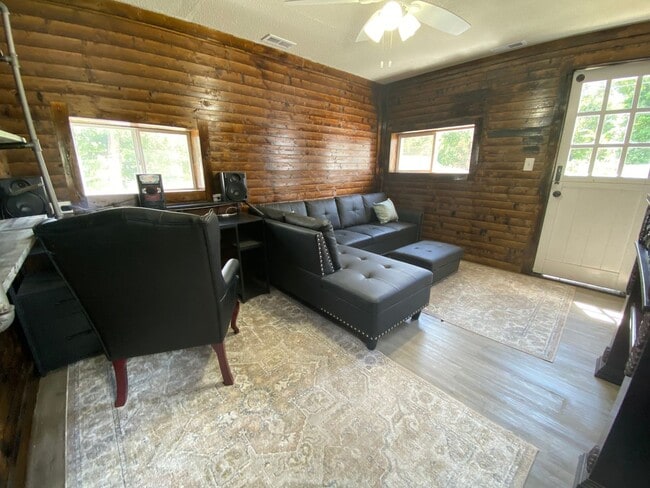 Building Photo - Single Family Home in Downtown Branson