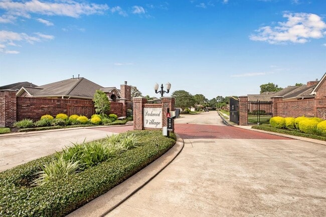 Building Photo - 316 Parkwood Village Dr