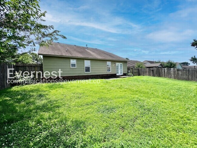 Building Photo - 4 Bed/2 Bath Home with Fenced Yard & Garage / Pet-Friendly / Available Now!