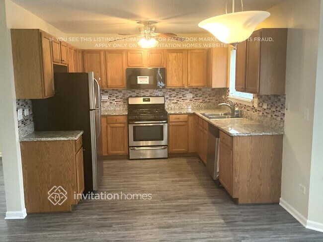Building Photo - 6801 Desert Dr