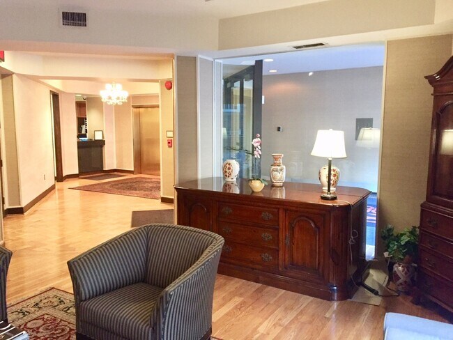 Building Photo - Updated Kitchen-1Bed 1Bath w Garage Parking at Georgetown Condo