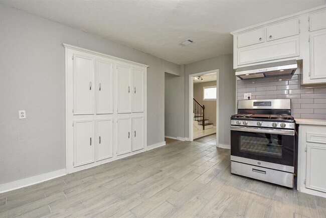 Building Photo - 2509 Oakcliff St