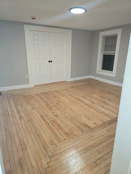 Large living room - 347 Pearl St