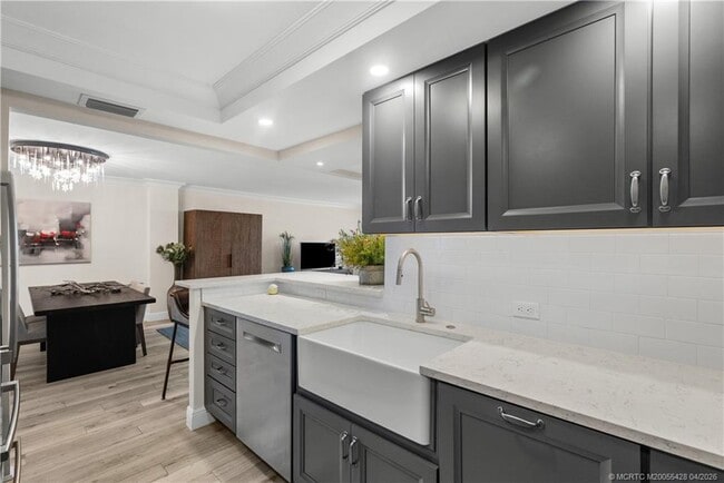 Building Photo - 125 S Ocean Ave