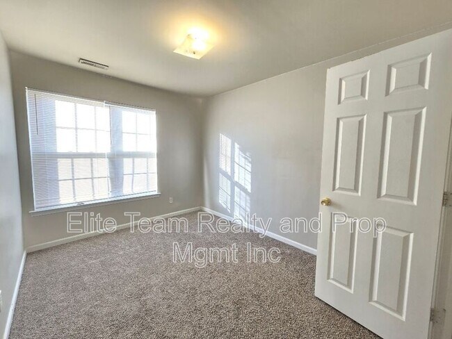 Building Photo - 5320 Peach Pl Ln