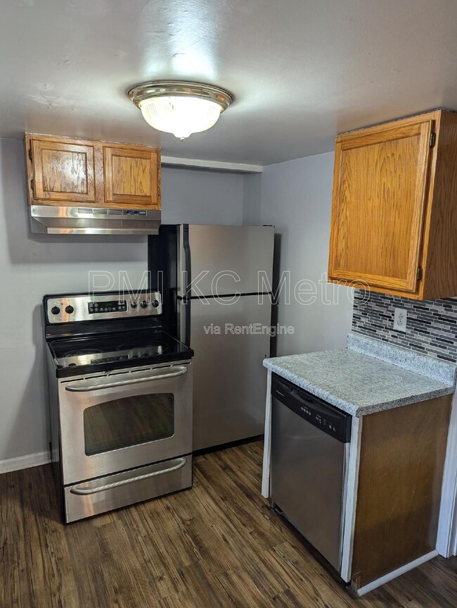 Building Photo - 724 S Grand Ave