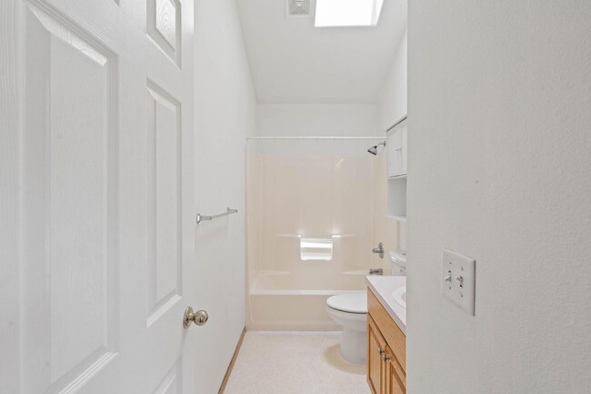 Building Photo - Charming 3-bdrm/2-bath Slender Home in Roseway. Fenced backyard, 1-car garage